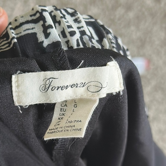 Forever 21 Black and White Patterned Maxi Skirt Size L - Picture 4 of 7